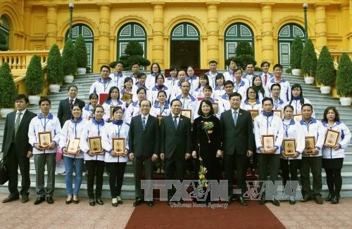 Dang Thi Ngoc Thinh rencontre les enseignants exemplaires - ảnh 1